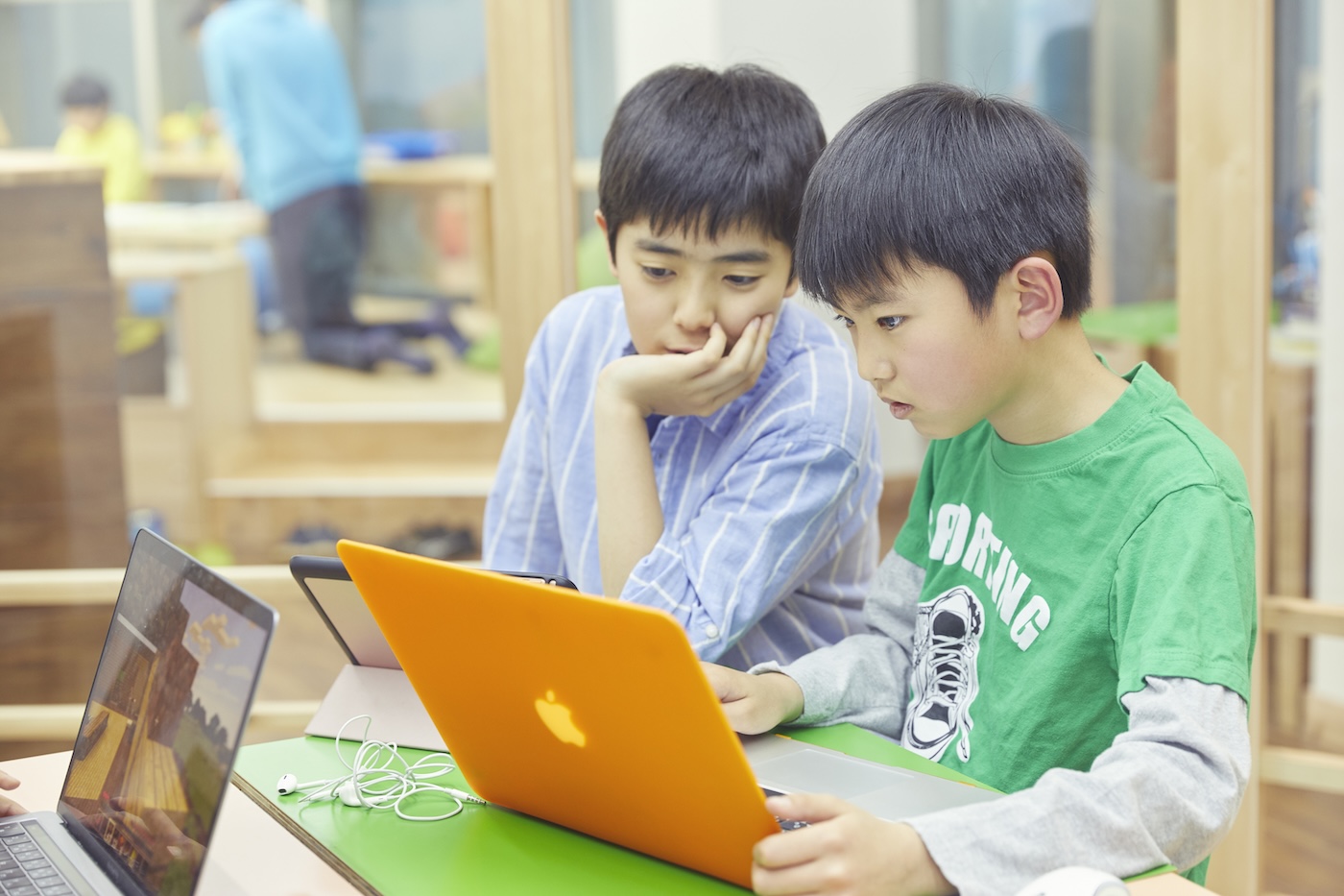 プログラミングを学ぶ生徒たち